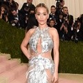 Rita Ora Tampil Mempesona Dibalut Gaun Vera Wang