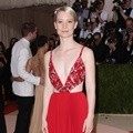 Mia Wasikowska dengan Gaun Merah Prada