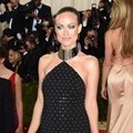 Olivia Wilde Dibalut Gaun Hitam Michael Kors