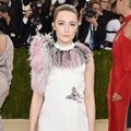 Saoirse Ronan Serba Putih dengan Gaun Christopher Kane
