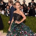 Zoe Saldana Kenakan Gaun Dolce & Gabbana