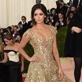 Nina Dobrev dengan Gaun ala Putri Kerajaan Karya Marchesa