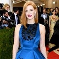 Jessica Chastain Gaun Biru Safir Prada