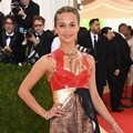 Alicia Vikander Kenakan Gaun Berpayet Louis Vuitton