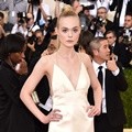 Elle Fanning Kenakan Gaun Rancangan Thakoon Dipermanis Perhiasan Tiffany & Co.