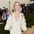 Lily-Rose Depp Cantik dengan Gaun Panjang Chanel