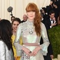 Florence Welch Tampil Klasik ala Victorian dengan Gaun Karya Gucci