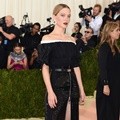 Lea Seydoux Sederhana dengan Gaun Louis Vuitton dan Perhiasan Chopard