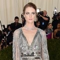 Mackenzie Davis Kenakan Gaun Rancangan Altuzarra