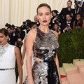 Brie Larson Gaun Berlayer Rancangan Proenza Schouler