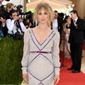 Juno Temple dengan Balutan Gaun Rancangan Erdem