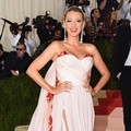 Blake Lively Mempesona dengan Gaun Berdetail Bordir Mawar Rancangan Burberry