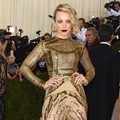 Rachel McAdams Kenakan Gaun Keemasan Karya Valentino