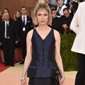 Michelle Williams Dibalut Busana Rancangan Louis Vuitton