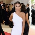 Emily Ratajkowski Cantik dengan Gaun Hitam-Putih Rancangan Prabal Gurung
