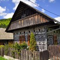 Indahnya Deretan Rumah Kayu di Desa Cicmany, Slovakia