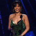 Rihanna Raih Piala Billboard Chart Achievement Award Presented By Fan Vote