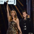 Celine Dion Terharu Terima Piala Billboard Icon-Award dari Putranya