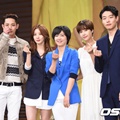 Pemeran Utama dan Sutradara Drama 'Lucky Romance' Foto Bersama