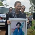 Indah Kalalo Mengantar Kepergian Ibunda