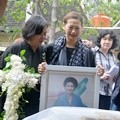 Indah Kalalo Mengantar Kepergian Ibunda