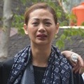 Indah Kalalo Tak Kuasa Tahan Tangis di Pemakaman Ibunda