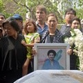Ibunda Indah Kalalo Dimakamkan di TPU Menteng Pulo