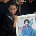 Derai Air Mata Indah Kalalo Iring Pemakaman Ibunda