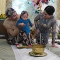 Rafathar Jalani Ritual Tedak Siten atau Turun Tanah