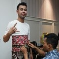 Raffi Ahmad Saat Bersiap Sebelum Upacara Dimulai