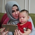 Rafathar Tenang di Pangkuan Nenek Amy