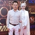Hanung Bramantyo Datang Bersama Istri