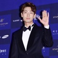 Yoon Park di Red Carpet Baeksang Art Awards 2016