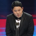 Kim Gura Raih Piala Best Variety Star (Male)