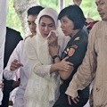 Derai Air Mata Marini Zumarnis Iring Pemakaman Ayahanda