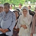 Ayahanda Marini Zumarnis Dimakamkan di TPU Karet Bivak