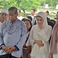 Ayahanda Marini Zumarnis Dimakamkan di TPU Karet Bivak