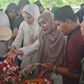 Marini Zumarnis Mengantar Kepergian Ayahanda