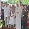 Marini Zumarnis Tak Kuasa Tahan Tangis di Pemakaman Ayahanda