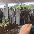 Marini Zumarnis Tak Kuasa Tahan Tangis di Pemakaman Ayahanda
