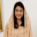Dian Sastro Kenakan Kaftan dengan Make Up Minimalis