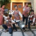 Keluarga Vidi Aldiano Punya Tradisi Tahunan Foto di Depan Rumah dengan Tema Tertentu. Unik Ya?!