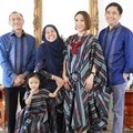 Ayu Dewi dan Regi Datau Bawa Aqilah Kunjungi Kakek dan Nenek