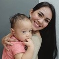 Ekspresi Rafathar Saat Digendong Kartika Putri