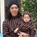 Bimbim Slank Gelar Acara Tedhak Siten Anak Bungsunya