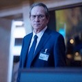 Tommy Lee Jones Sebagai Direktur CIA Robert Dewey