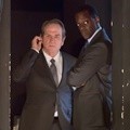 Tommy Lee Jones Bersama Ato Essandoh yang Memerankan Agen CIA Craig Jeffers