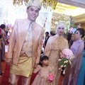Pengantin Datang Diiringi Musik Tambua dari Maninjau, Minangkabau serta Tari Piring Khas Padang