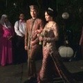Cantiknya Tika Bravani Menggandeng Suami Menuju Pelaminan