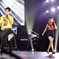 Amber dan Luna f(x) Saat Nyanyikan Lagu 'Wave'